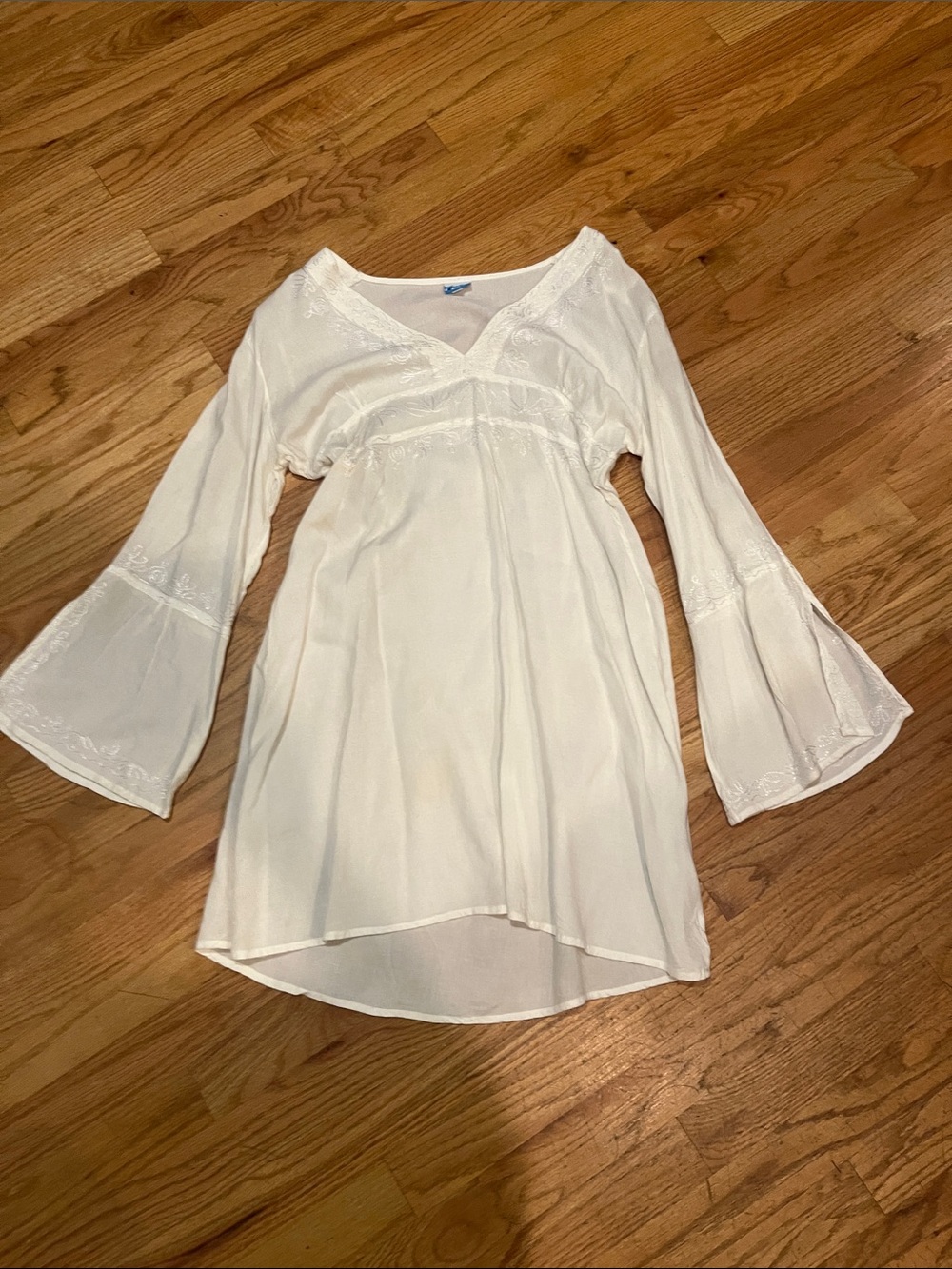 Women's White Embroidered V-Neck Long Sleeve coverup
